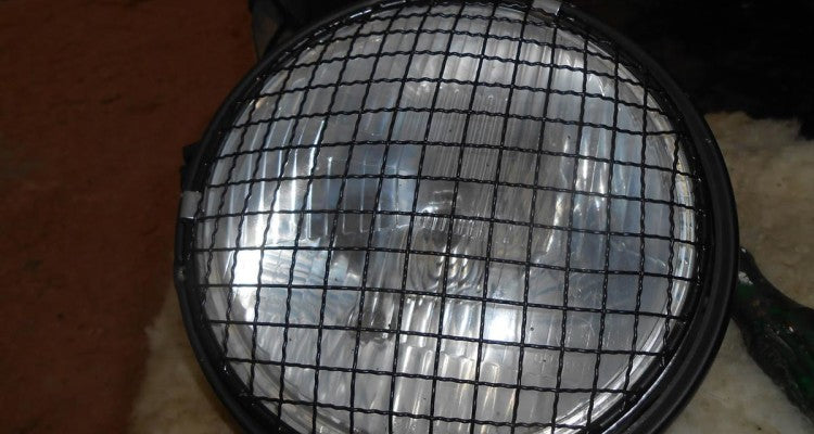 How to install the stone guard on your Bonneville, Thruxton / 7″ headlight