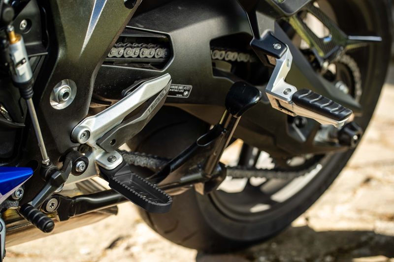BMW R 1300 R Ergonomics - Lowering footrests ERGO-COMFORT
