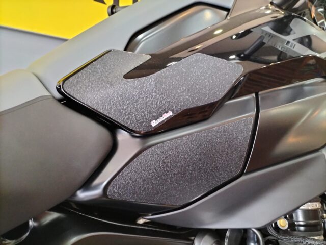 BMW R1300GS Ergonomics - Lower Side Panel