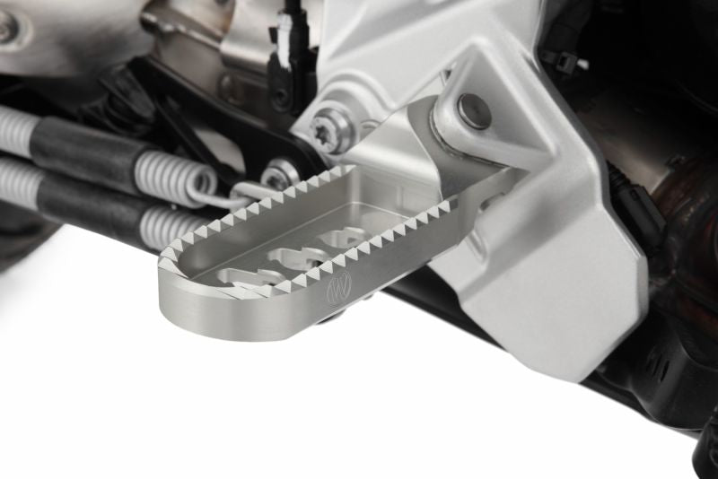 BMW R 1300 R Ergonomics - Lowering footrests ERGO-COMFORT