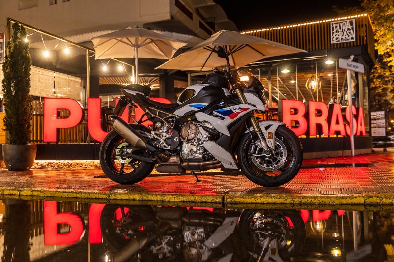 BMW M 1000 R Ergonomics - Lowering footrests ERGO-COMFORT