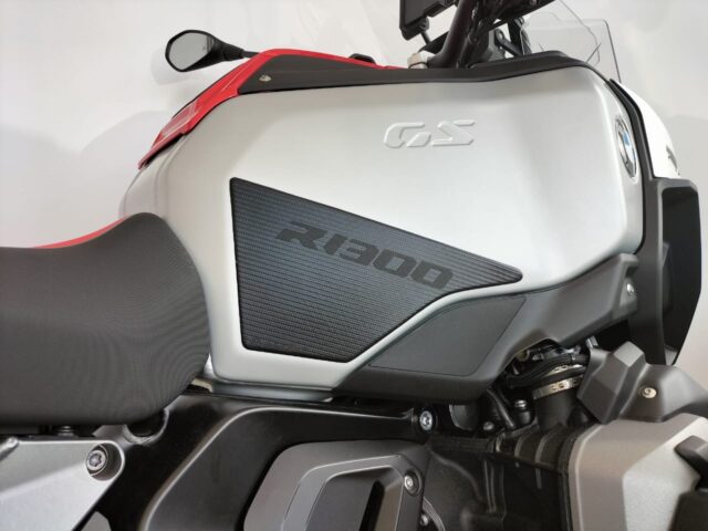 BMW R1300GS Adventure Ergonomics - Tank and Knee Pads