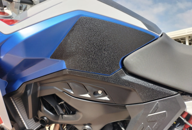 BMW F900GS Ergonomics - Knee Pads