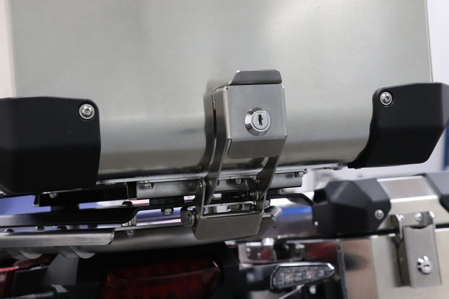 Bumot Luggage - Top Case 43L Defender Evo (Aluminium, Black & Frozen Grey).