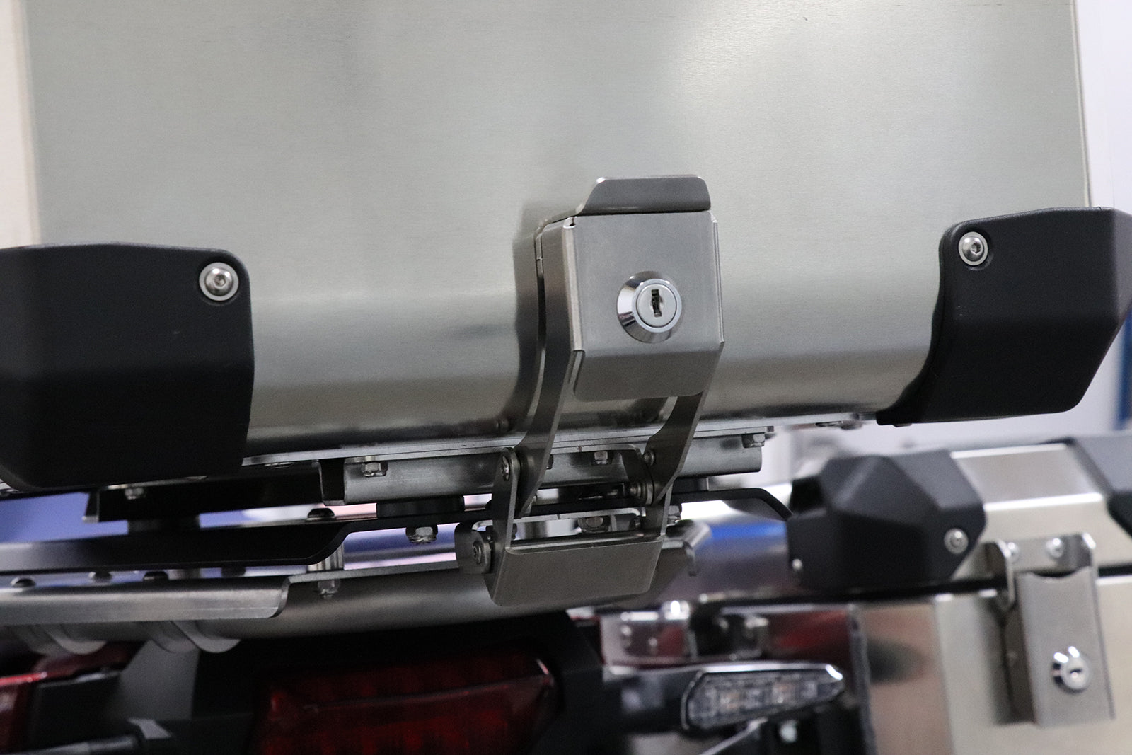 Bumot Luggage - Top Case 43L Defender Evo (Aluminium, Black & Frozen Grey).