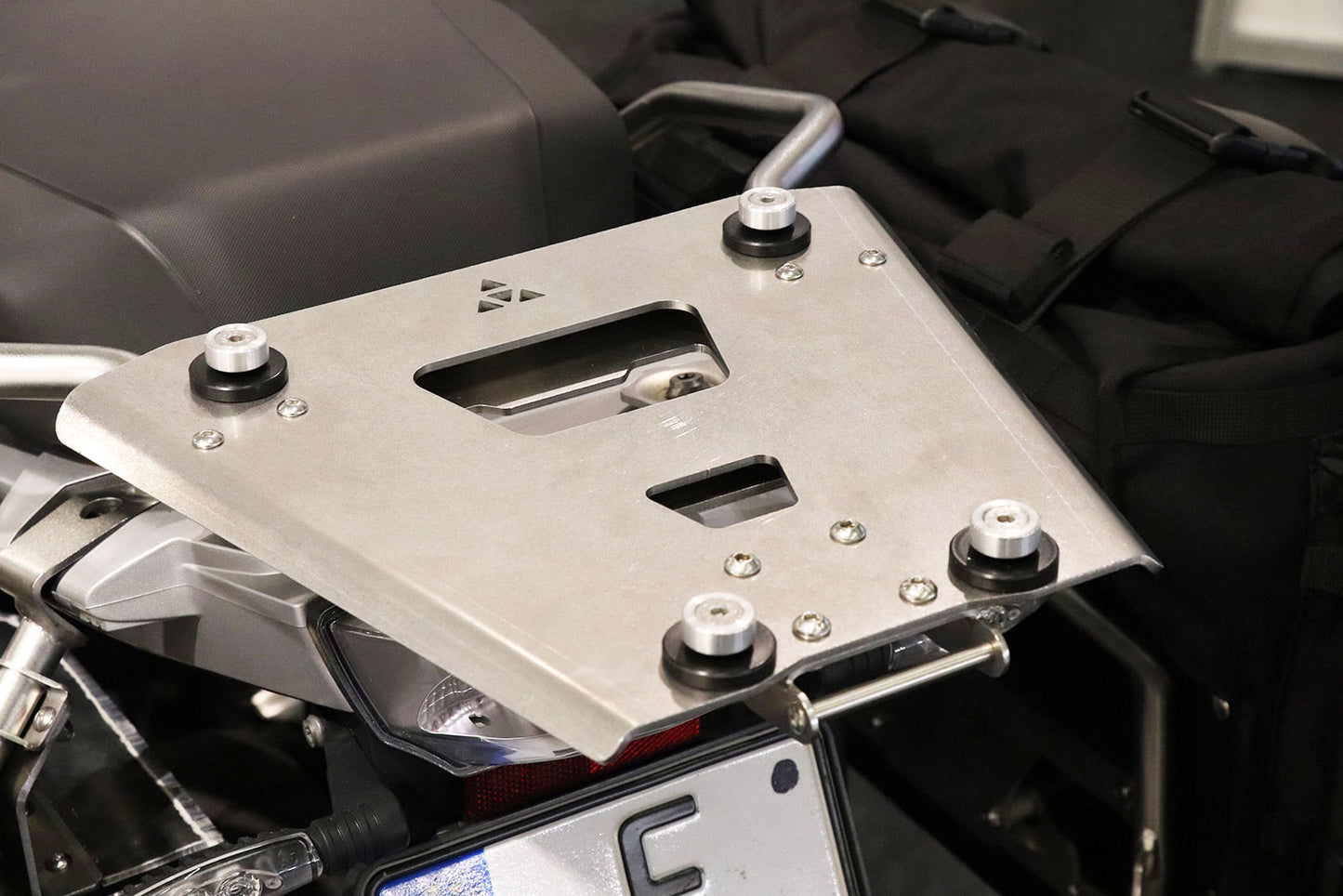 Bumot Luggage - Top Case 43L Defender Evo (Aluminium, Black & Frozen Grey).