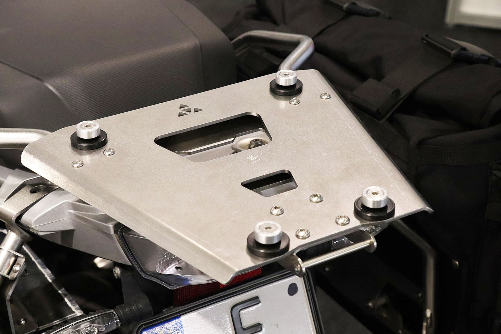 Bumot Luggage - Top Case 43L Defender Evo (Aluminium, Black & Frozen Grey).