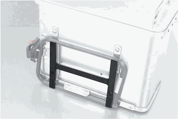 Standard aluminium suitcase with locking accessory for secure expeditions.